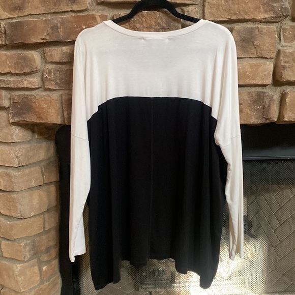 NWT Karen by Karen Lane black a a white shark bite top. Size XL - Picture 2 of 11